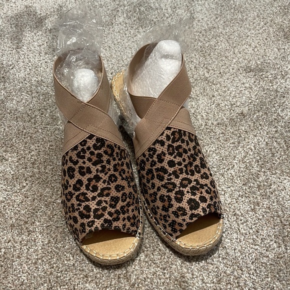 NEVERWORN. Woman’s leopard wedges. - Picture 2 of 8